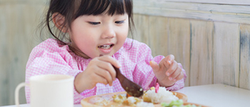 婴幼儿期的饮食生活会影响孩子们的成长和人格的形成。
